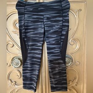 Leggings capris in Gray& black Camouflage  hi waisted by Old Navy Sz M in guc